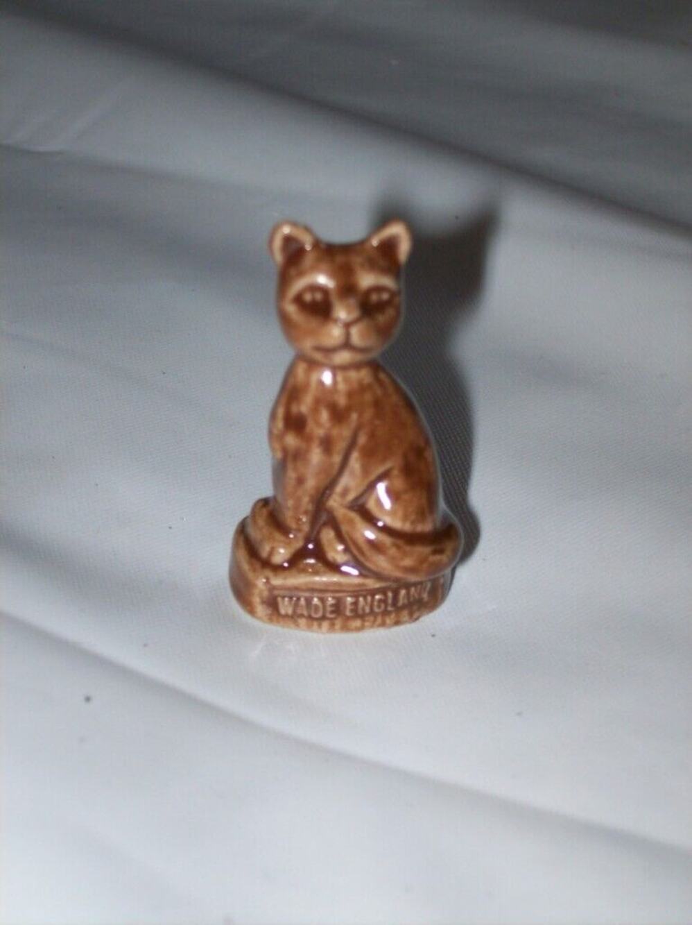 Wade Red Rose Tea Cat Figurine Pet Shop Series -091217